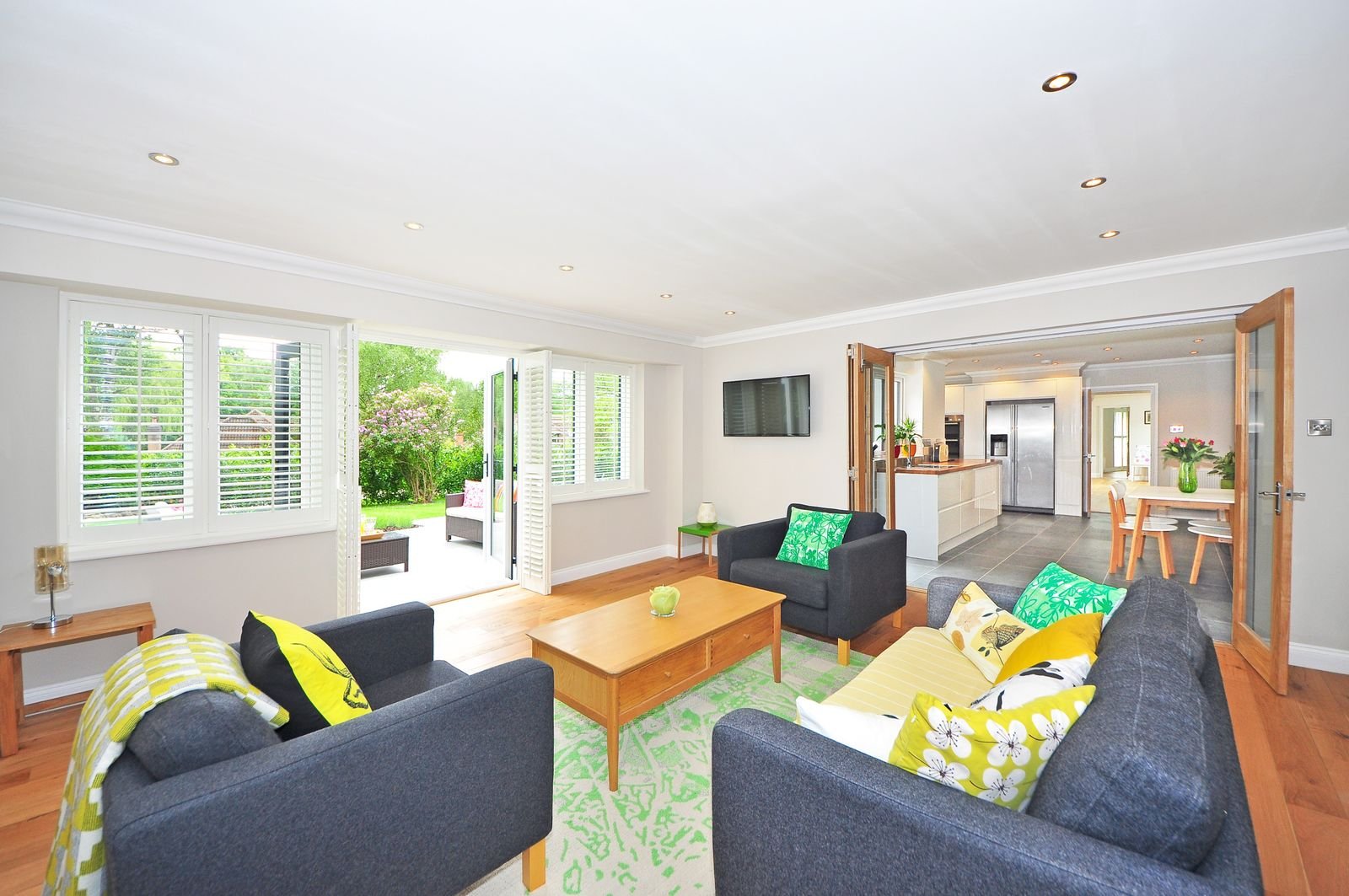 Bright open-plan living room and kitchen with a view of the garden.